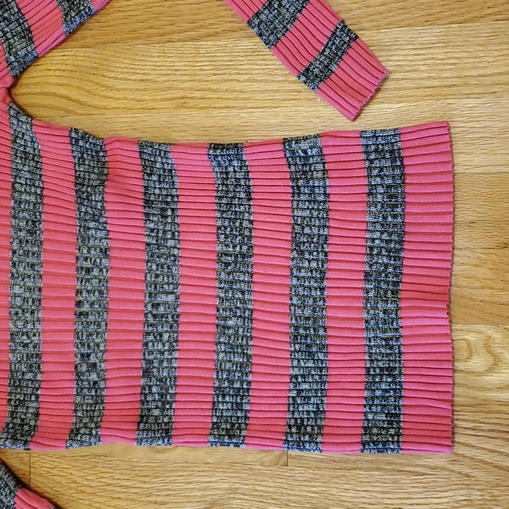Stretchy Fitted V-neck Sweater - Picture 3 of 7